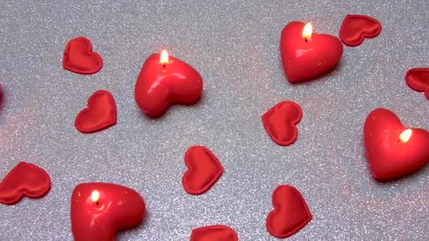 Hay Muchos Corazones Velas Encendidas Una Superficie Gris Con Destellos — Vídeos de Stock