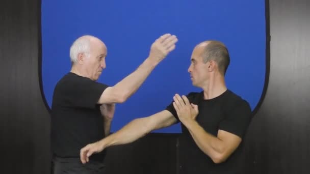 Δύο Αθλητές Κάνουν Kung Πτέρυγα Chun Άσκηση Μπλε Φόντο — Αρχείο Βίντεο
