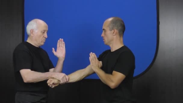 Twee Atleten Trainen Kung Wing Chun Oefening Blauwe Achtergrond — Stockvideo