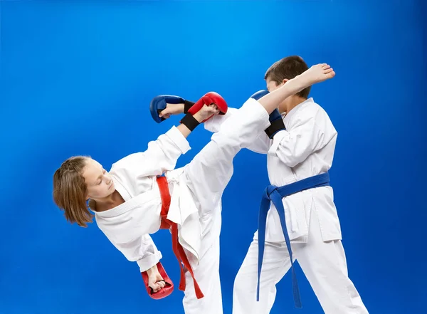 Meisje Jongen Karategi Slaan Schoppen — Stockfoto
