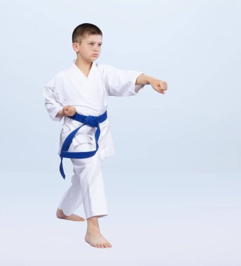 Erkek sporcu yumruk kolunu yendi