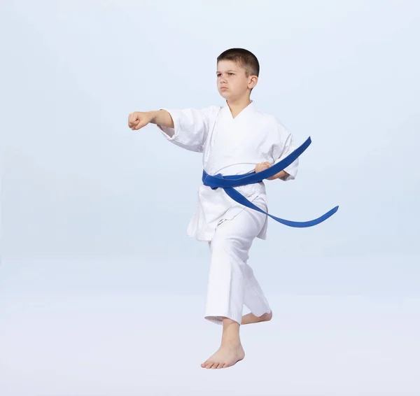 Niño Con Cinturón Azul Golpea Brazo Perforado — Foto de Stock