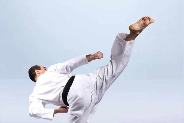 Een Lichte Achtergrond Slaat Karate Atleet Schoppen — Stockfoto