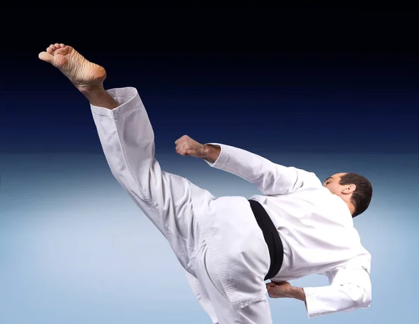 Adult Karate Athlete Beats Roundhouse Kick Leg — Stock Photo, Image