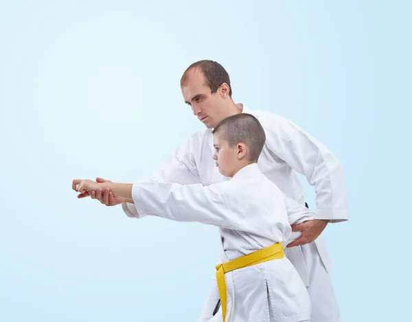 Studente Con Allenatore Karate Cintura Gialla Corregge — Foto Stock