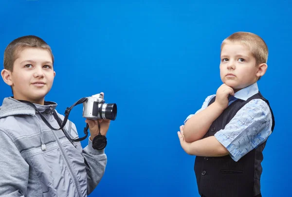 Dos Hermanos Posando Con Cámara Mano — Foto de Stock