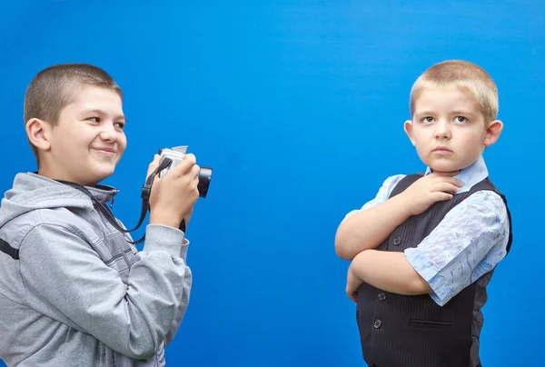 Bambini Vengono Fotografati Uno Sfondo Blu Con Una Fotocamera — Foto Stock