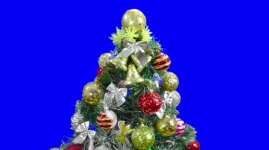 Büyük toplar ve yanıp sönen çelenklerle süslenmiş bir Noel ağacının yakın çekimi.