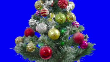 Mavi arka planda, büyük toplar ve parıldayan krom anahtarlarla süslenmiş bir Noel ağacı.