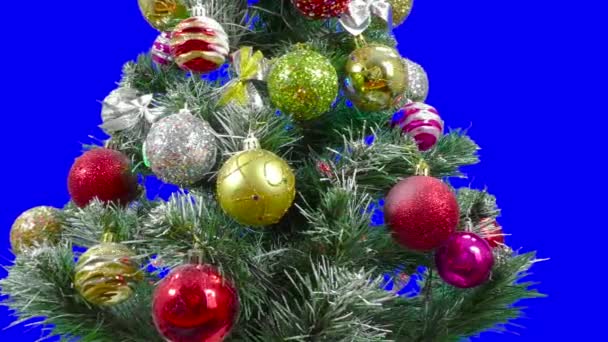 在蓝色的背景上 一棵装饰过的圣诞树上闪烁着五彩斑斓的花环 — 图库视频影像