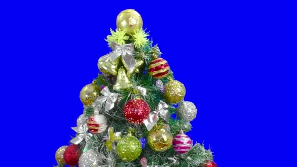 一棵大圣诞树的特写 圣诞树上装饰着大大的球和闪闪发光的花环色钥匙 — 图库视频影像