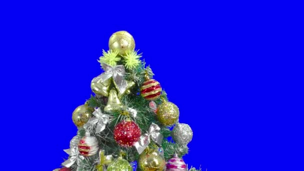 圣诞树上装饰着大大的球和闪闪发光的花环 还有特写的彩色钥匙 — 图库视频影像