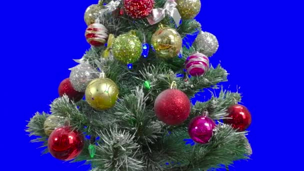 在蓝色的背景上 一棵圣诞树装饰着巨大的圆铬钥匙 — 图库视频影像