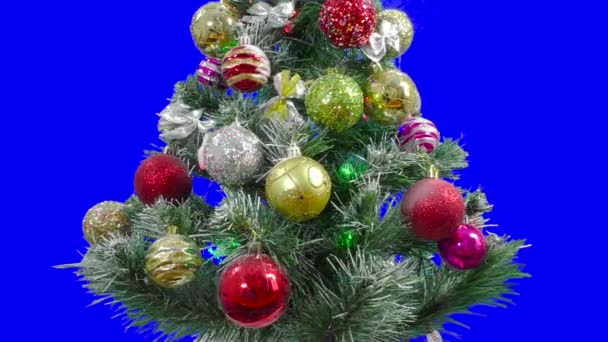 在蓝色的背景上 一棵圣诞树装饰着巨大的球体和闪烁着彩色钥匙的花环 — 图库视频影像