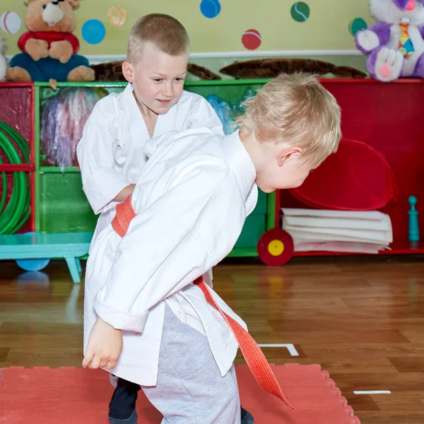 Judogi Kämpfen Zwei Jungen Auf Tatami — Stockfoto