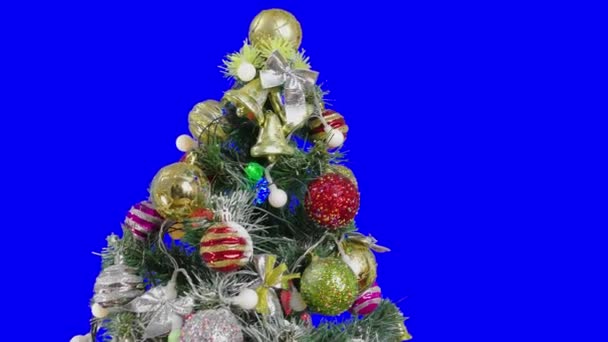 在蓝色的背景上 色彩缤纷的圣诞树上装饰着装饰品和花环 — 图库视频影像
