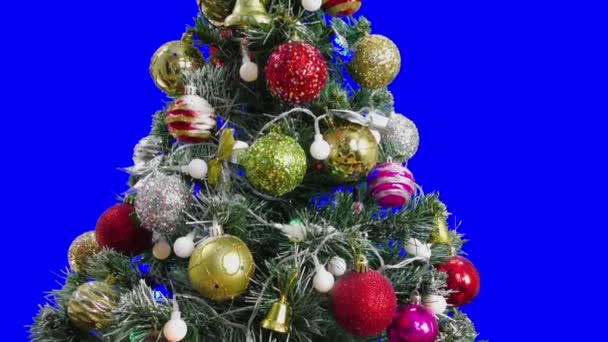 在蓝色的彩色键的背景上 有一棵装饰过的圣诞树 上面有闪光的花环 — 图库视频影像