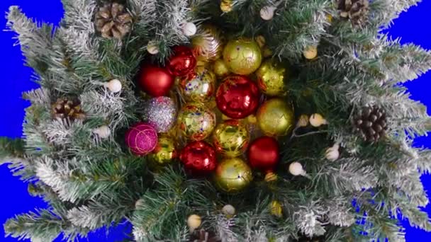 圣诞树枝头新年舞会上蓝色背景彩色键上的圣诞显卡 — 图库视频影像