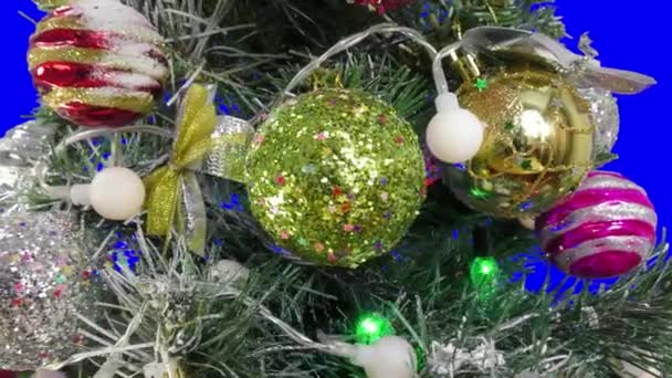 Weihnachtskarte Auf Blauem Hintergrund Chroma Schlüsseldekoration Auf Grünem Weihnachtsbaum — Stockvideo