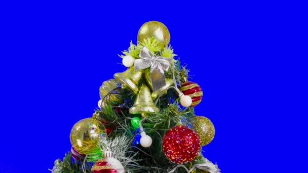 圣诞树上蓝色底色的圣诞卡是圣诞树上装饰品的关键特写 — 图库视频影像