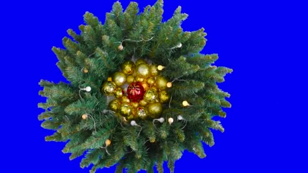 在一个闪烁着光芒的花环上 一个彩色钥匙背景下的多种颜色的球夹在圣诞树树枝上 — 图库视频影像