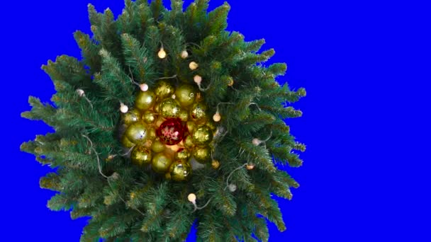 圣诞树枝上闪烁着的花环上的多彩的球 背景是一把彩色钥匙 — 图库视频影像