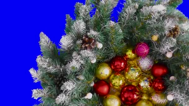 Een Blauwe Chroma Key Achtergrond Multi Gekleurde Kerstballen Tussen Kerstboom — Stockvideo