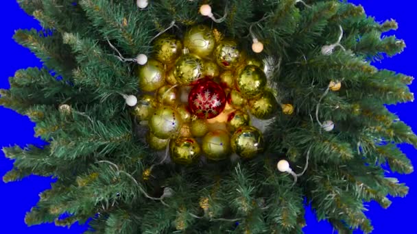 圣诞树枝上闪烁着的花环上的多彩的球 背景是一把彩色钥匙 — 图库视频影像