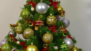 Yanan mumlarla küçük kompozisyonun yanındaki noel ağacını kapat.