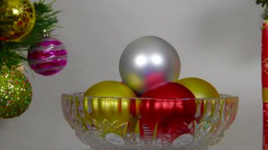 Hediye ve Noel ağacı arasında topları olan vazoyu kapat