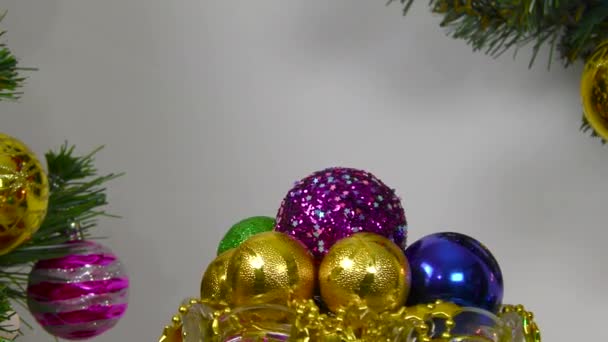 Nahaufnahme Einer Vase Mit Kugeln Zwischen Brennenden Kerzen Und Weihnachtsbaum — Stockvideo