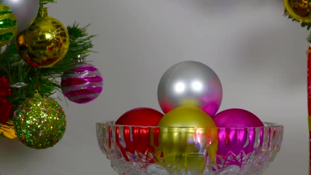 Різдвяна Відеокарта Ваза Кульками Між Подарунком Фоні Різдвяного Вінка Ялинки — стокове відео