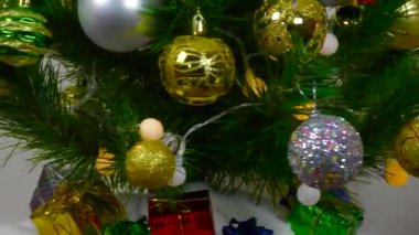 Noel 'de büyük bir ağaç parıldayan sıcak ışıkla süslenmiş çelenklerle döner.