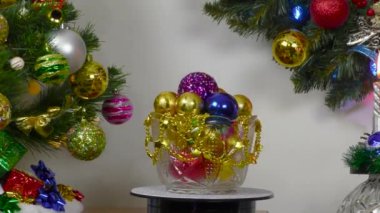 Bir Noel kompozisyonunun arka planındaki vazoda renkli topları kapat