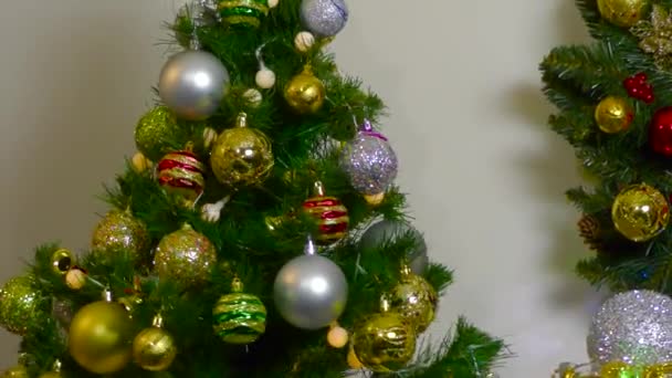 Christmas Motion Christmas Tree Decorated Garlands Blinking Warm Light Revolves — Stok Video