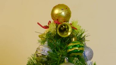 Süslü noel ağacının yakın plan fotoğrafı. Yeni gösterilen özelliklerin yanında sarı ışıklar.