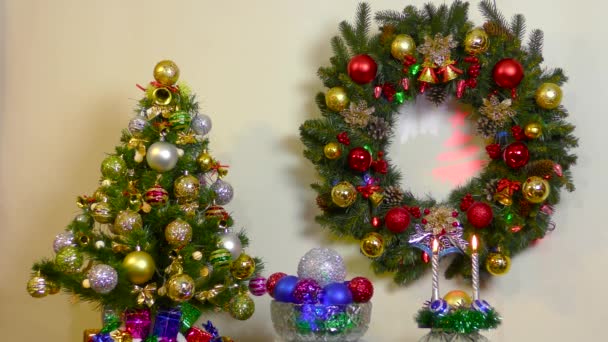 Váza Koulemi Točí Mezi Stromem Vánočním Věncem — Stock video