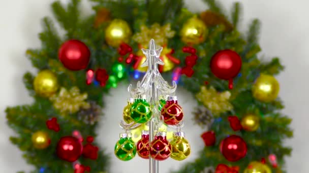 Small Christmas Tree Rotates Background Decorated Large Christmas Wreath — Stock video