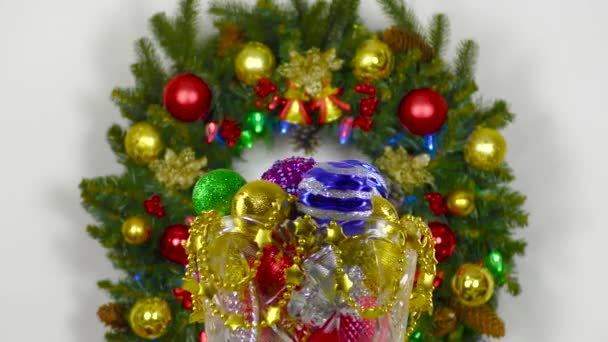 Background Christmas Wreath Vase Multi Colored Christmas Balls Middle Rotates — 비디오