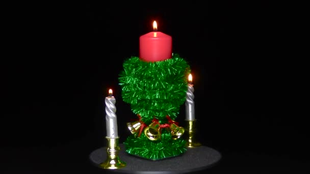 Red Candle Decorated Green Tinsel Revolves Two Small Candles — Stockvideo