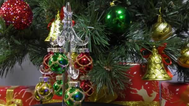 Small Christmas Tree Slowly Spins Background Green Christmas Tree Gifts — Video Stock