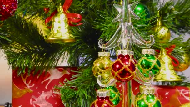 Little Christmas Tree Rotates Background Green Christmas Tree Gifts — 图库视频影像