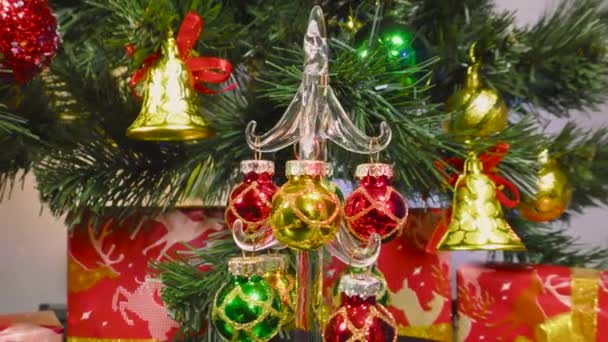Yeşil Bir Noel Ağacının Hediyelerin Arka Planında Küçük Süslü Bir — Stok video