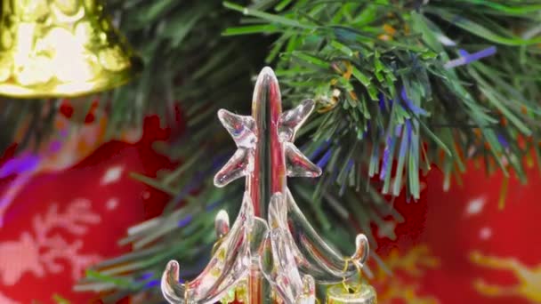 Close Small Decorated Christmas Tree Rotates Background Green Christmas Tree — Vídeo de Stock