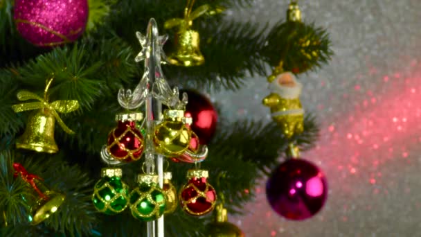 Small Christmas Tree Rotates Large Decorated Christmas Tree — Vídeo de Stock