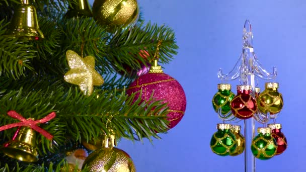 Small Christmas Tree Rotates Large Decorated Christmas Tree — Video Stock