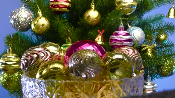 Colored Background Vase Christmas Balls Rotates Large Christmas Tree Decorated — Vídeo de stock