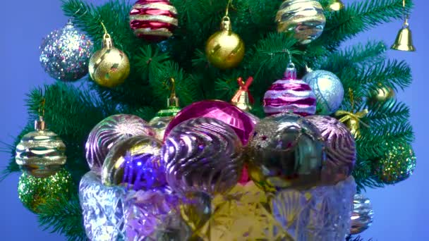 Colored Background Vase Christmas Balls Rotates Large Christmas Tree Decorated — Stockvideo