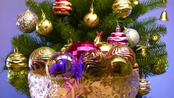 Colored Background Vase Christmas Balls Rotates Large Christmas Tree Decorated — Vídeos de Stock