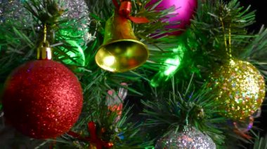 Siyah bir arka planda, yanıp sönen ışıkları olan büyük, güzel bir Noel ağacı.